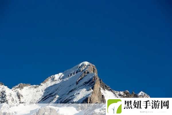 高耸的雪峰衬着巨大的蓝天对吗，1. 雪峰巍峨，蓝天无垠的壮丽画卷