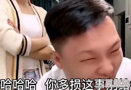 美女一边洗澡让男生摸