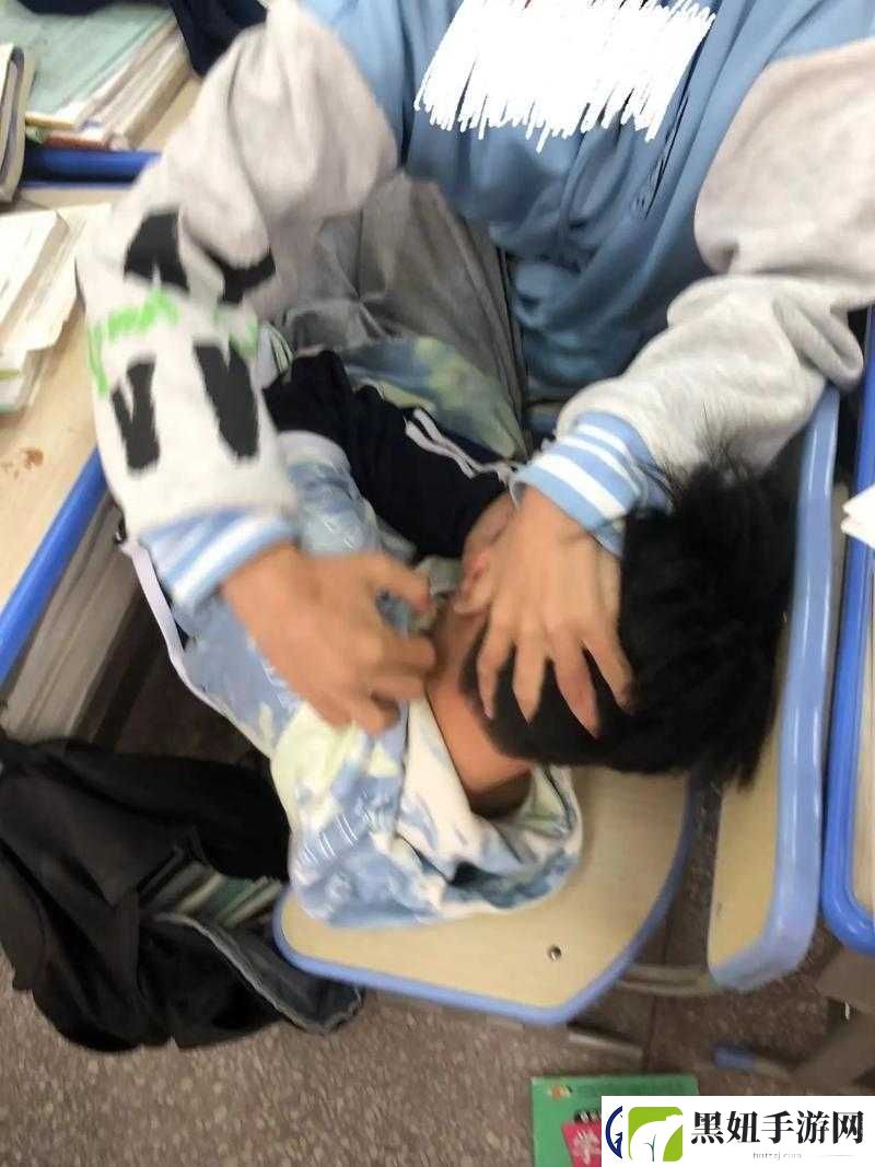 班里男生都扒我衣服视频