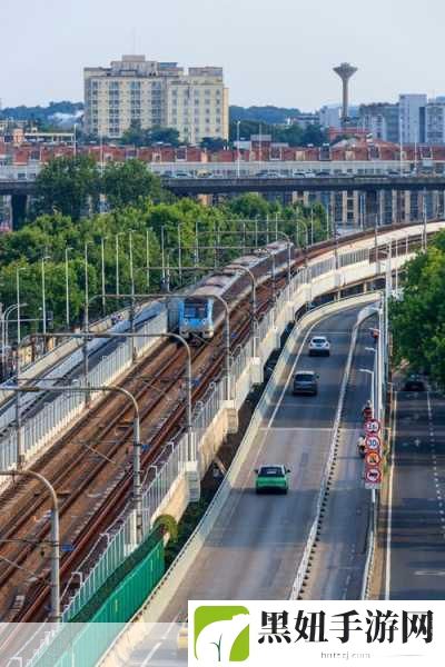 地铁上高c走不了路探幽，1. 地铁高峰期的孤独行者与心灵探险